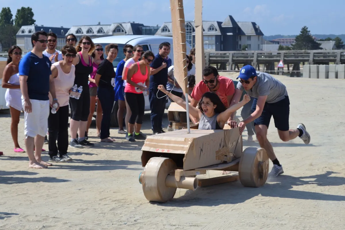 Activité outdoor en équipe sur la plage
