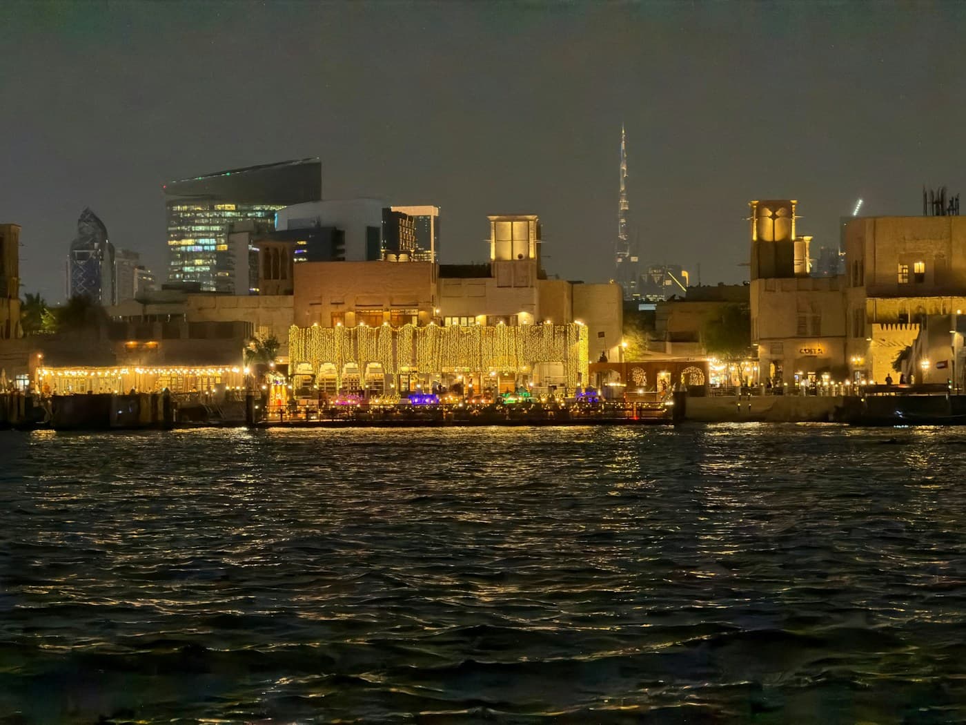 Bord de mer à Dubaï la nuit