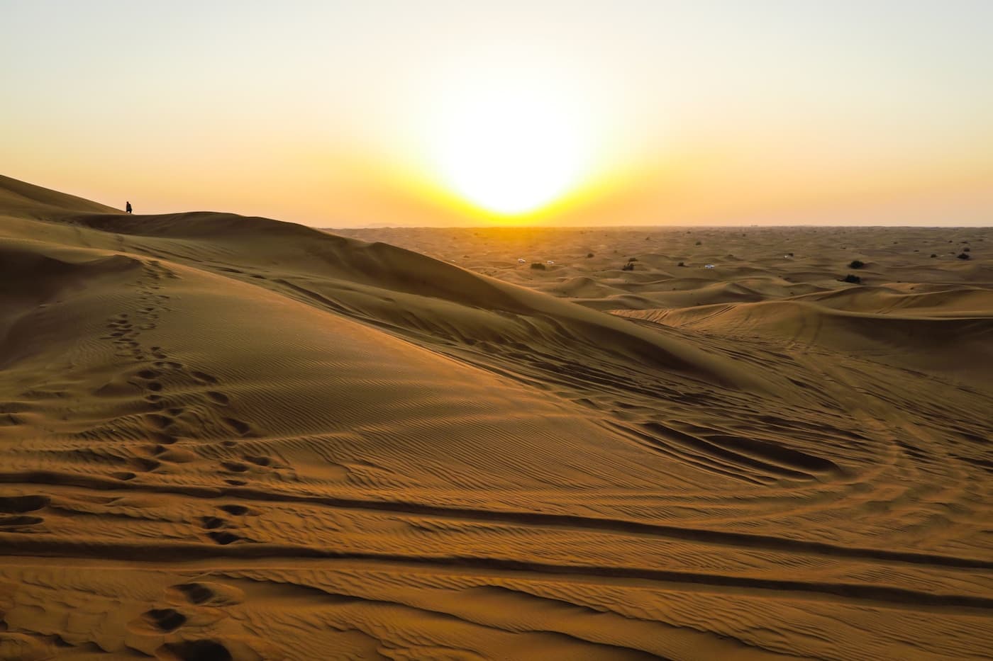 Dunes du désert de Dubaï au coucher du soleil