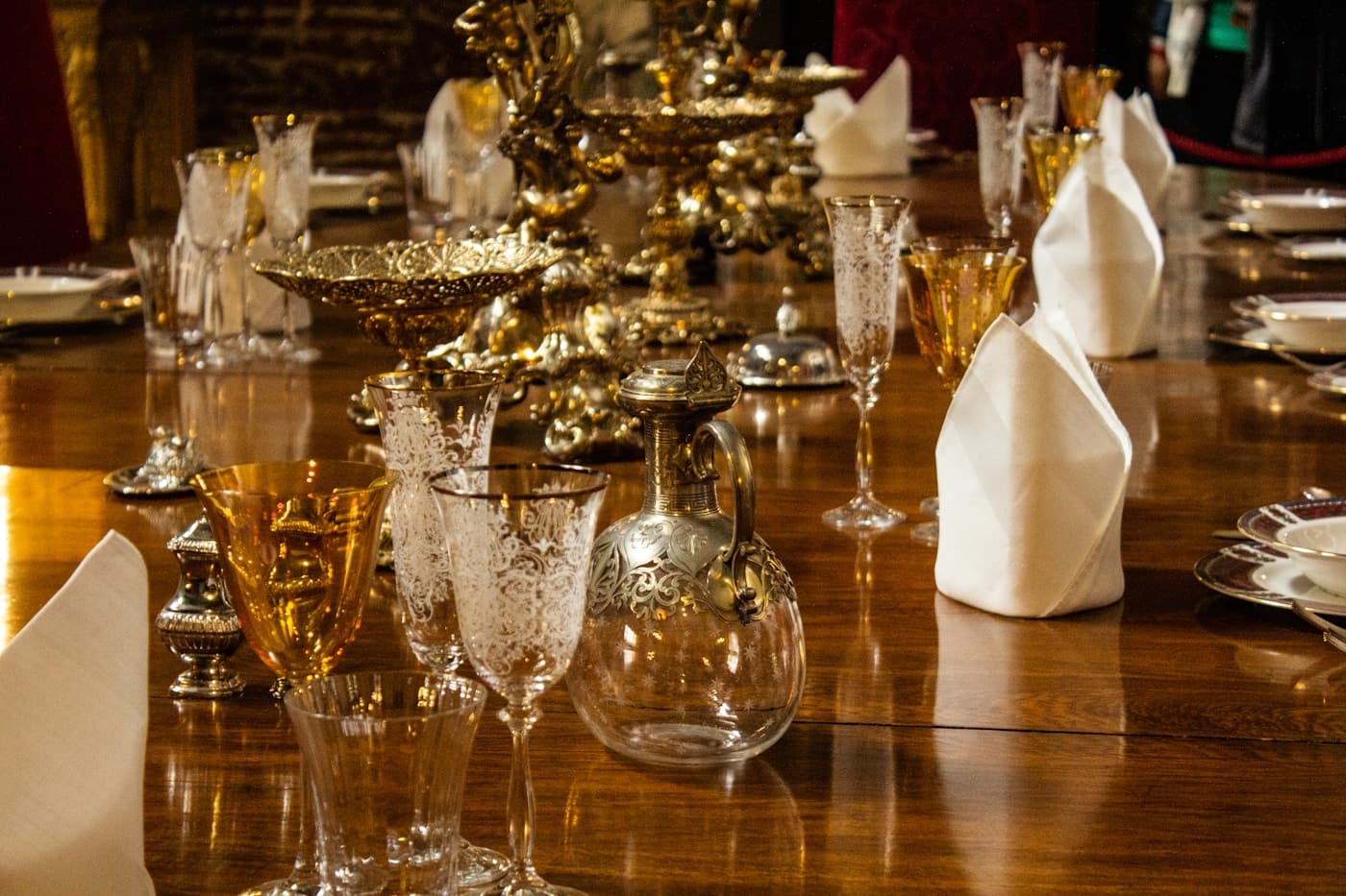 Lustre doré et lumières pour soirée Gatsby